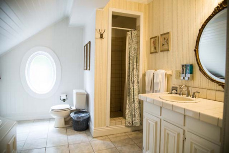 Cedar Gables Inn Lady Margarets Room - Bathroom Shower