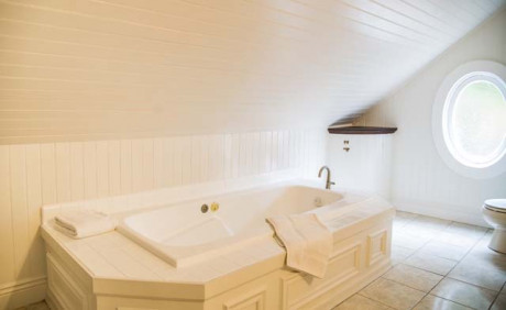 Cedar Gables Inn Lady Margarets Room - Jetted tub