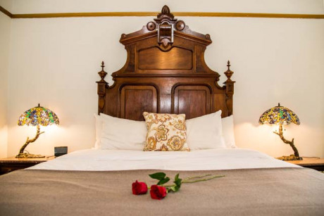 Cedar Gables Inn Count Bonzis Room - King Sized Bed