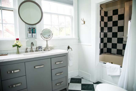 Cedar Gables Inn Count Bonzis Room - Bathroom with splashTub