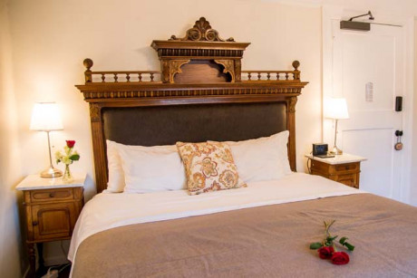 Cedar Gables Inn Edwards Study - King Size Bed