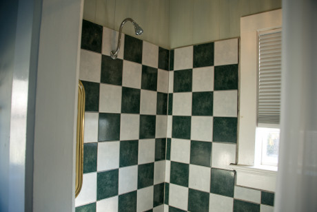 Cedar Gables Inn Count Bonzis Room - Shower