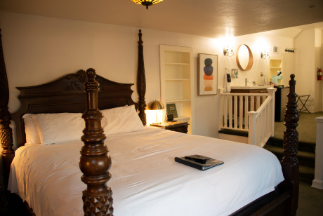 Cedar Gables Inn The Gables Suite - King size bed