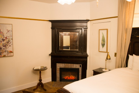 Cedar Gables Inn Churchill Chamber - Fireplace with reading area