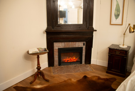 Cedar Gables Inn Churchill Chamber - Fireplace